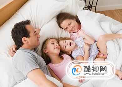 孩子多大应该自己睡，和父母分床、分房睡！