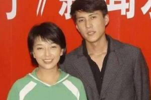 靳东的第一任老婆江姗，是靳东现任老婆李佳的前夫(关系好乱)