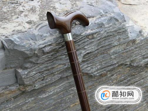 怎么给老人挑选拐杖？