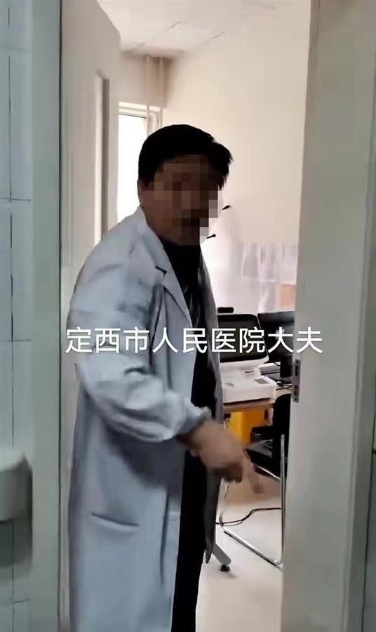 甘肃一医生当众辱骂患者被停职 手拿香烟不戴口罩