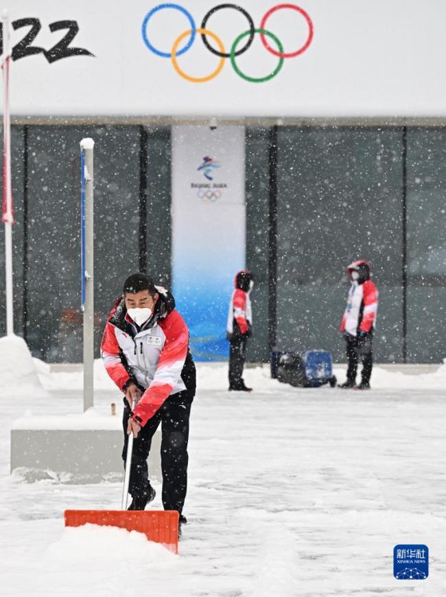 冬奥志愿者雪中坚守