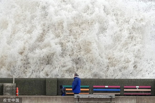 英国多地遭风暴袭击 海岸巨浪滔天