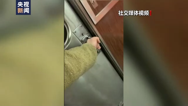 纽约地铁枪击案目击者：枪响后车厢冒烟 伤者倒地