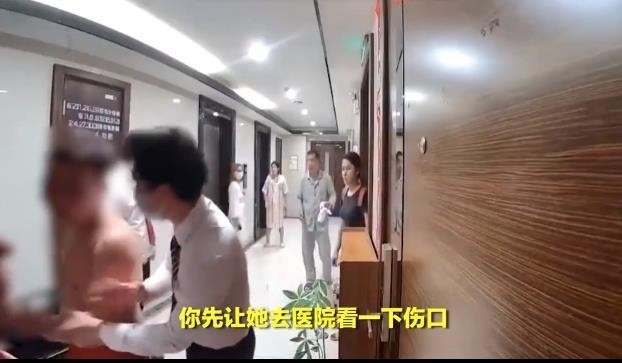 广西三胎妈妈遭家暴 警方回应：依法传唤接受调查