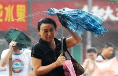 上海遭遇大风暴雨有方舱严重漏雨 现场情况严重吗