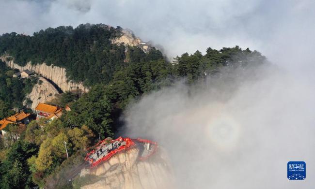 华山云起险峰间